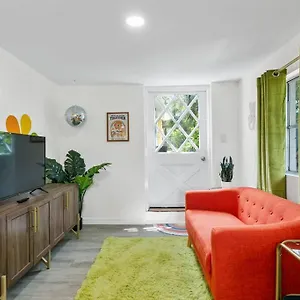 Apartment That 70's Themed Close To Coffee, Food + Shops, Tampa